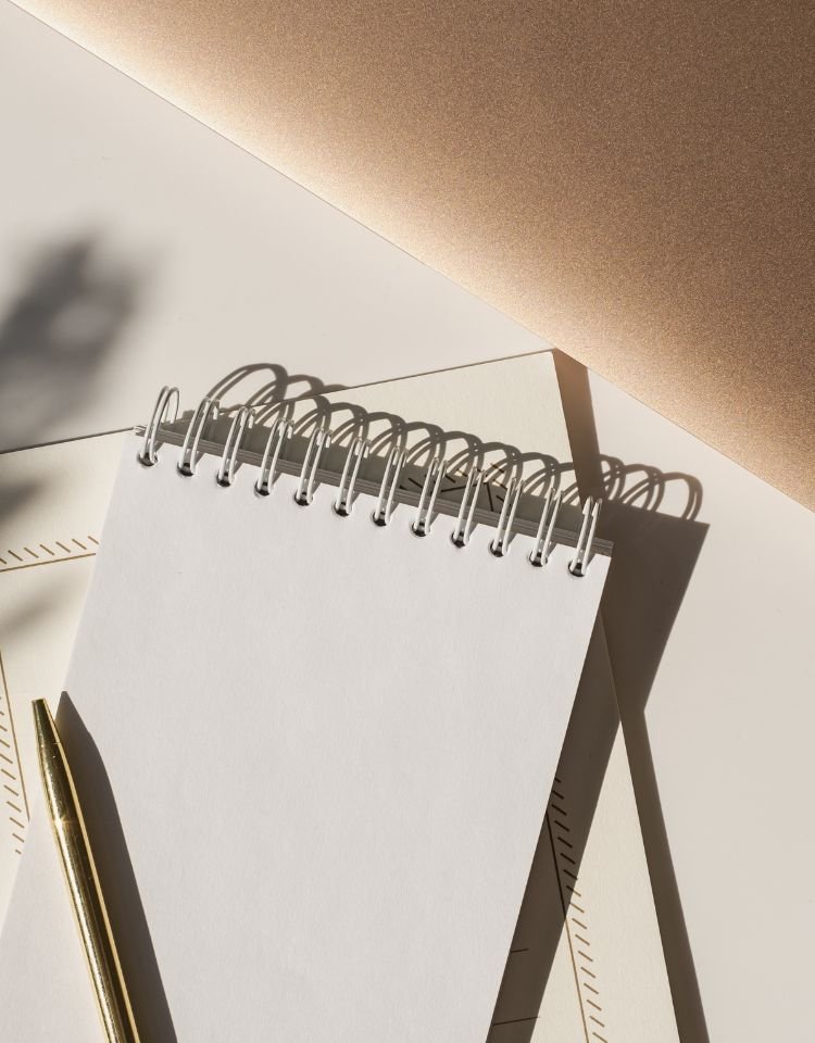 Systemische coaching sessie met notitieblok voor reflectie en inzicht